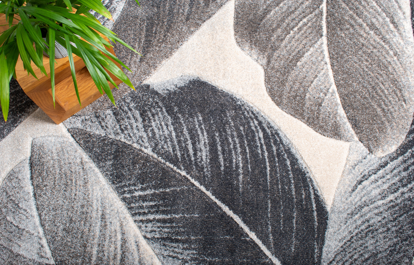 Serene Leaf Flat-Pile Rug - Beige/Neutral
